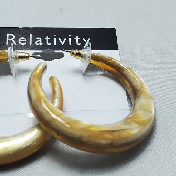 Relativity marbled thick tortoise hoop earring - Picture 3 of 4